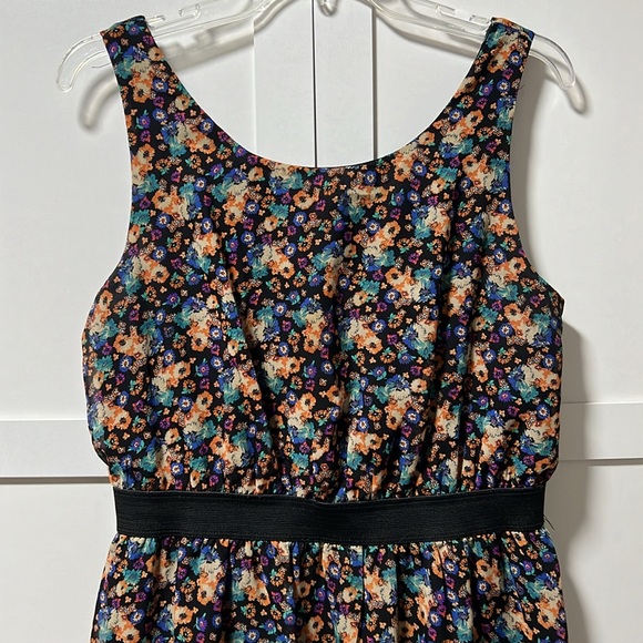 Floral Stretchy Cinched Waist Dress w/ Button and Cut-Out Back - Picture 2 of 3